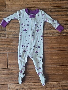 Moon And Back Hanna Andersson Purple Star Print Footed One-Piece Pajamas 6-12mo